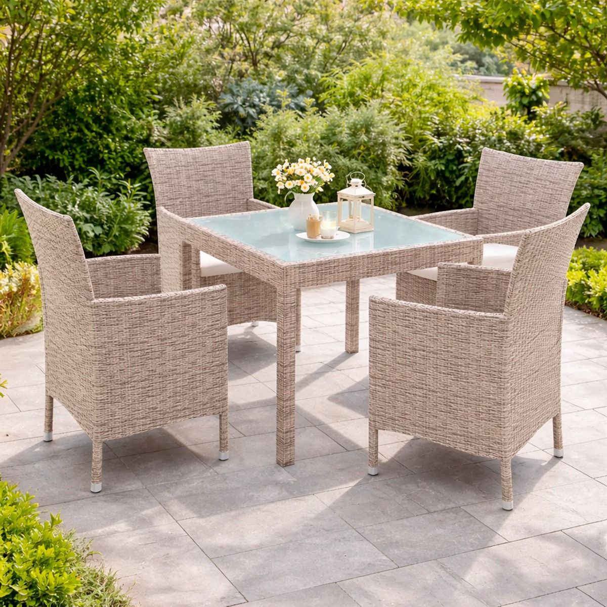 Set Di 4 Sedie Impilabili E 1 Tavolo Quadrato Con Ripiano In Vetro Mobili da Giardino Salotto Salottino in Rattan 4 Posti Per Terrazzo Balcone Esterno Piscina Cuscini Sfoderabili Colore Grigio Beige
