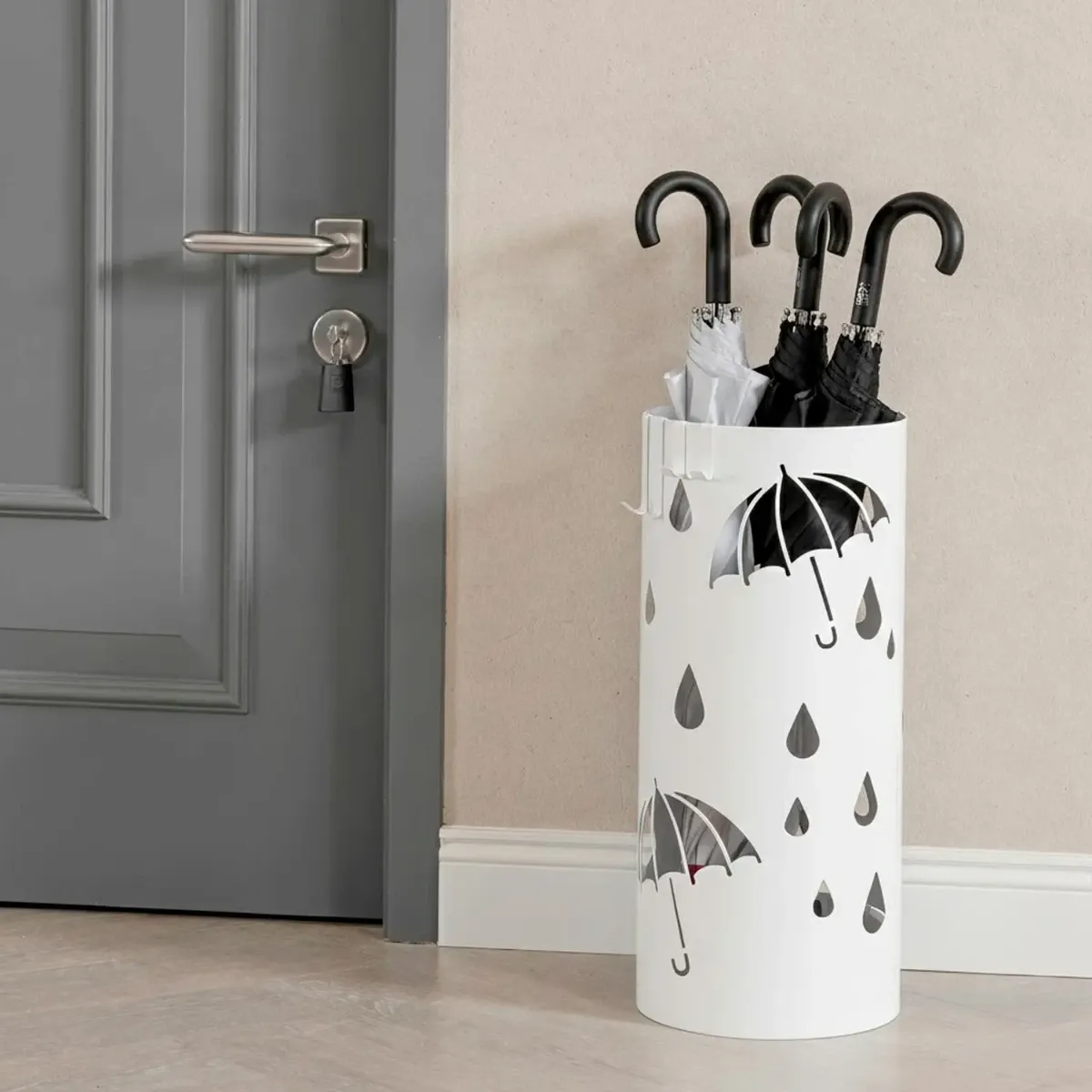 Portaombrelli Rotondo In Acciaio Zincato Con Vaschetta Scolapioggia E 4 Ganci Removibili Base Antiscivolo Design Moderno Per Ingresso Casa e Ufficio 41 x 17 Cm-Bianco