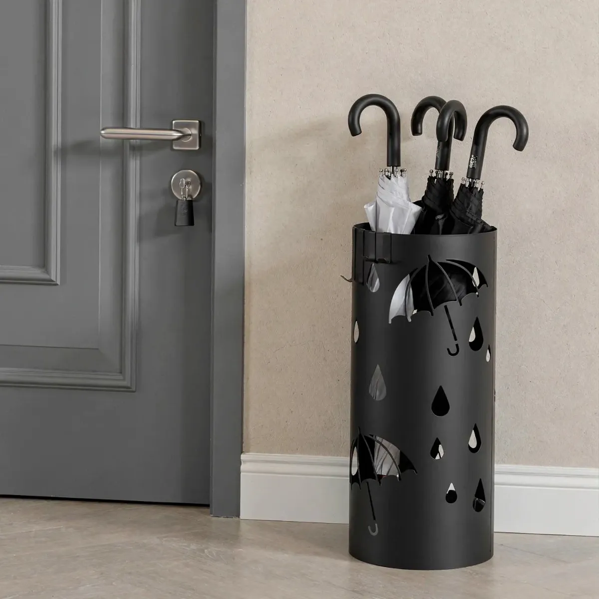 Portaombrelli Rotondo In Acciaio Zincato Con Vaschetta Scolapioggia E 4 Ganci Removibili Base Antiscivolo Design Moderno Per Ingresso Casa e Ufficio 41 x 17 Cm-Nero